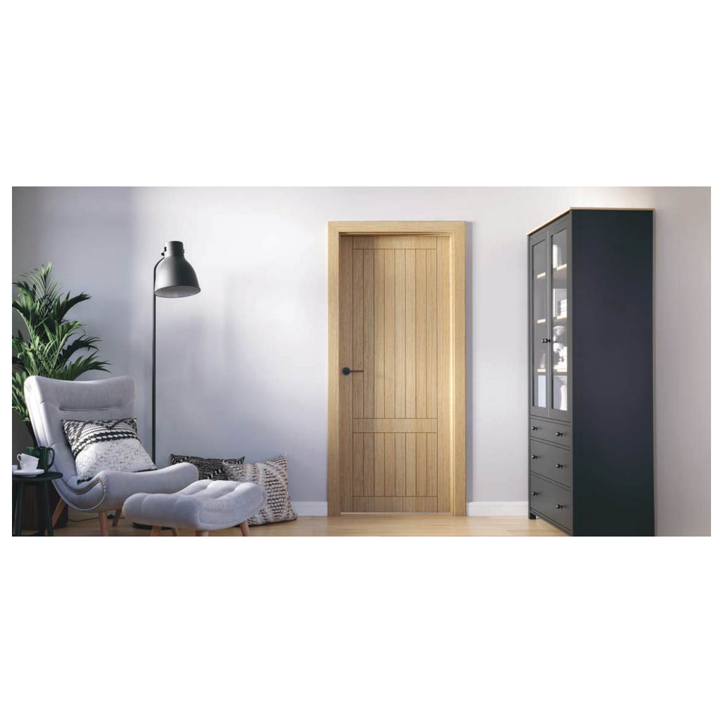 Porte intérieure NATURE OSLO aspect bois clair à panneaux, dans un salon.