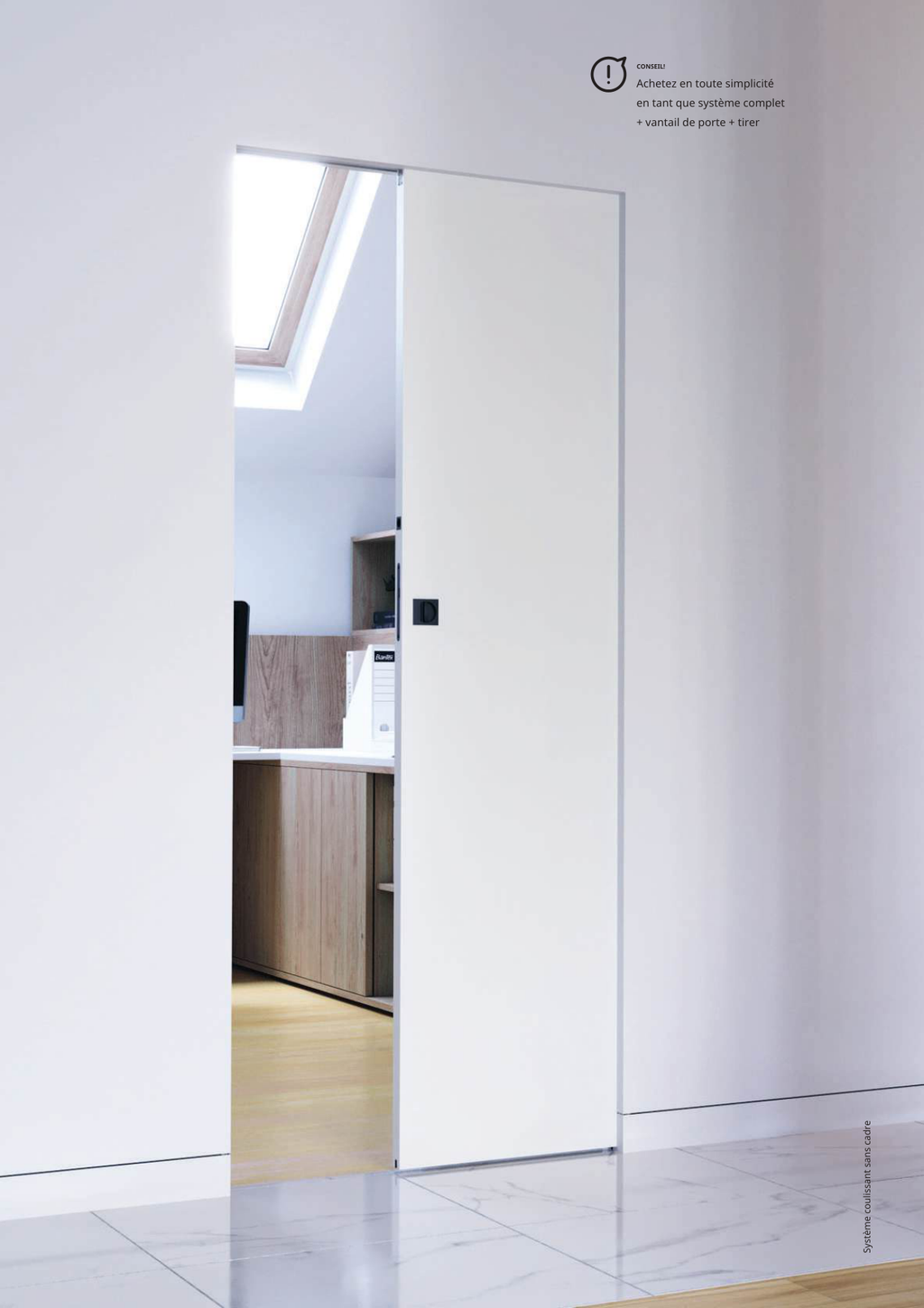 Porte intérieure pliante blanche entrouverte, dans une pièce sous les combles.